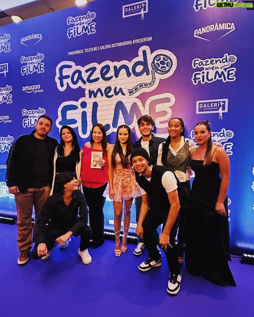 Bela Fernandes Instagram - Alguém me belisca? Pq eu to vivendo a pré estreia de #FazendoMeuFilme com o meu elenco 🤩✨
