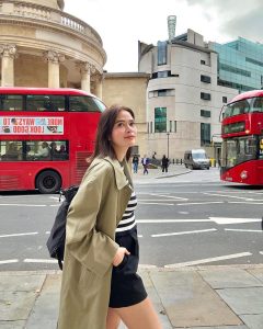 Bela Padilla Instagram - The bus is a paid actor. Fresh cut, fresh start. Yes, you can start again in July. You can start again anytime. ❤️ 💇🏻‍♀️ @elle_la_vie @scessentialsuk thank you ❤️ London, United Kingdom