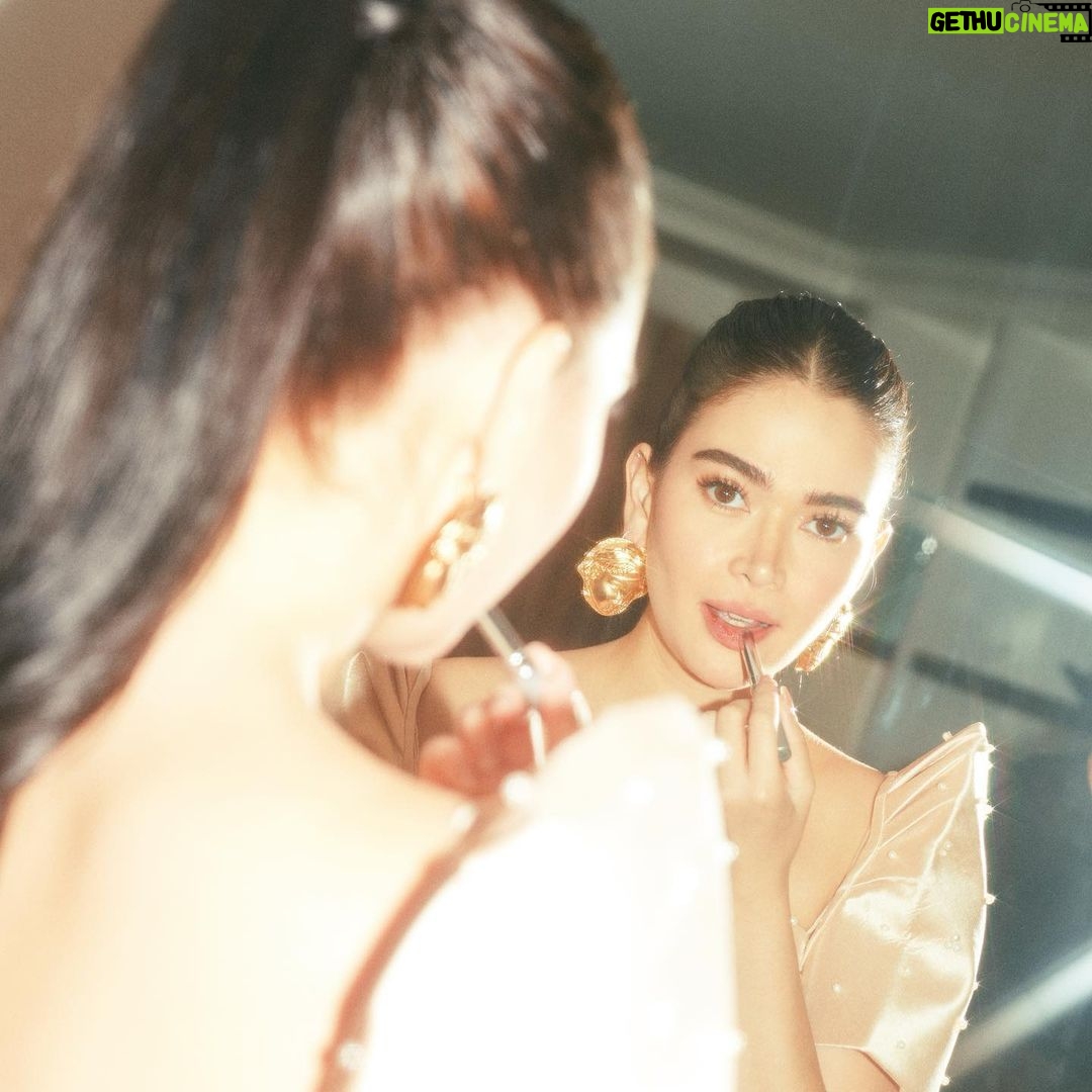 Bela Padilla Instagram - Wore @rosenthaltee to the opening of the Sistine Chapel exhibit in Estancia! Thank you for styling me @adrianneconcept for dolling me up @tekya_martin @tekyamartin and for capturing these moments @niko.gonzales 🙏🏻❤️ shot in @discoverysuites 💃🏻