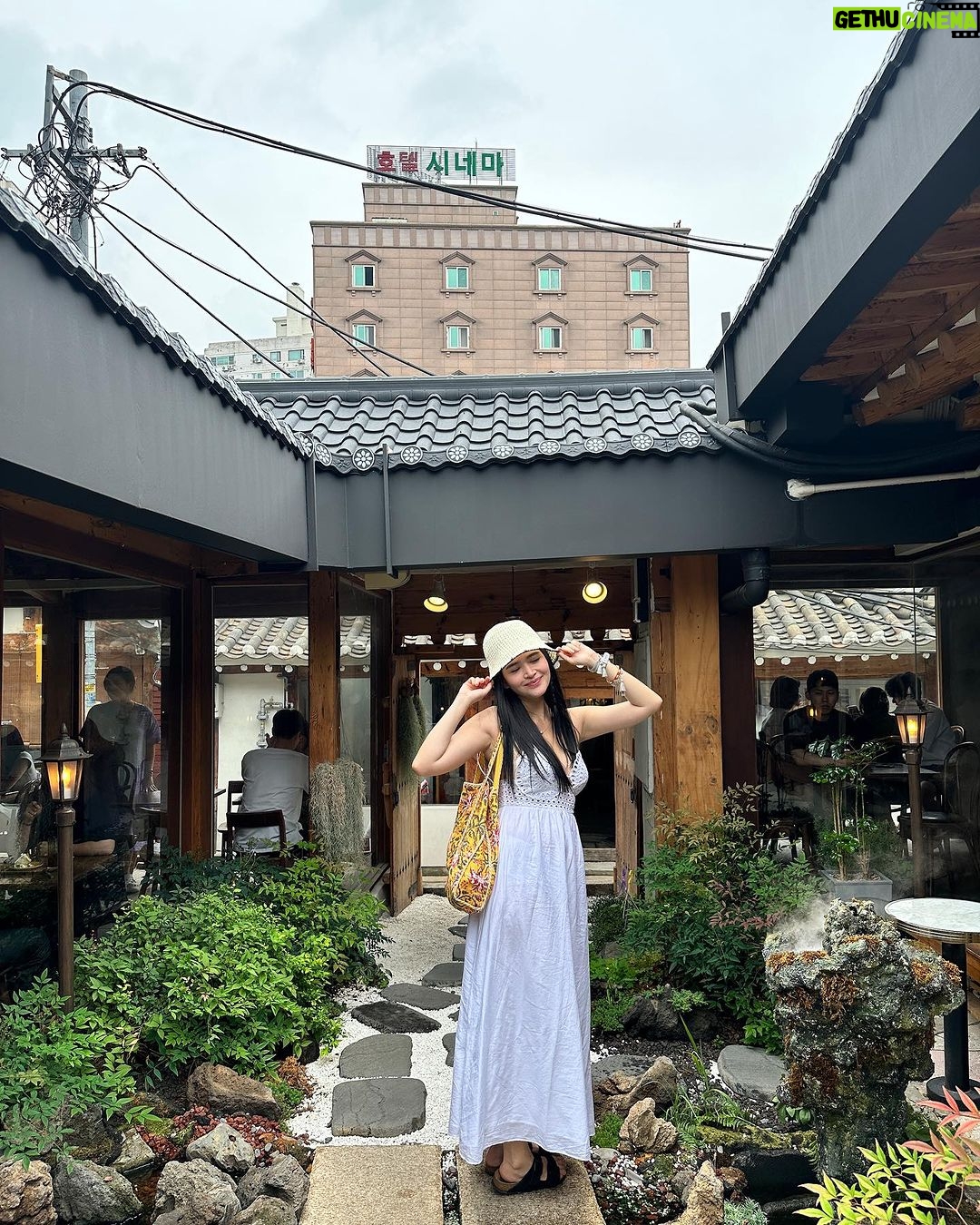 Bela Padilla Instagram - Seoul day 4 dump ❤️🇰🇷 Went to Ikseon-dong and was so pleasantly surprised with the amount of fun things to do and also super cool cafés! I thought I’d be rusty or just would do bad cause I wasn’t wearing my glasses but I must say, I totally smashed the firing range game! 😂 also, didn’t know people randomly do this on dates (saw so many couples in the shop 😂) and we also spotted a lot of these firing range shops around! Also, our @aera.global serum fell into the lovely cheesecake that was when it was taken out for photos 😂😂😂 Seoul, Korea