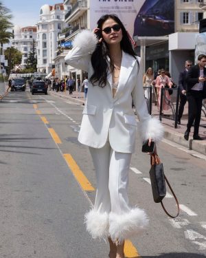 Bela Padilla Instagram - Walk the walk😉

In @nadinemerabi for a full day of meetings ❤️

📸 @ryanarbilo711
