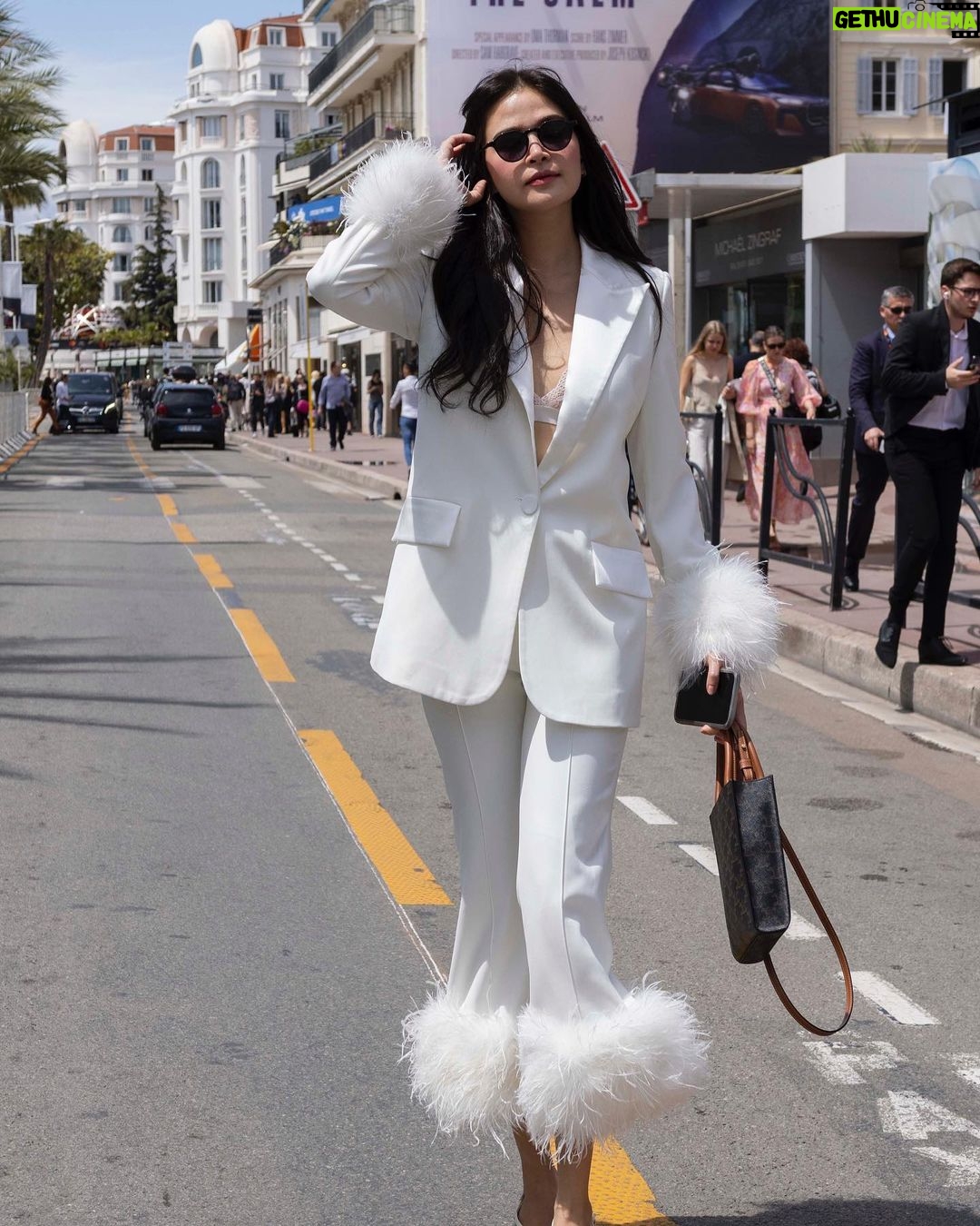 Bela Padilla - 137.7K Likes - Walk the walk๐
In @nadinemerabi for a full day of meetings โค๏ธ
๐ธ @ryanarbilo711