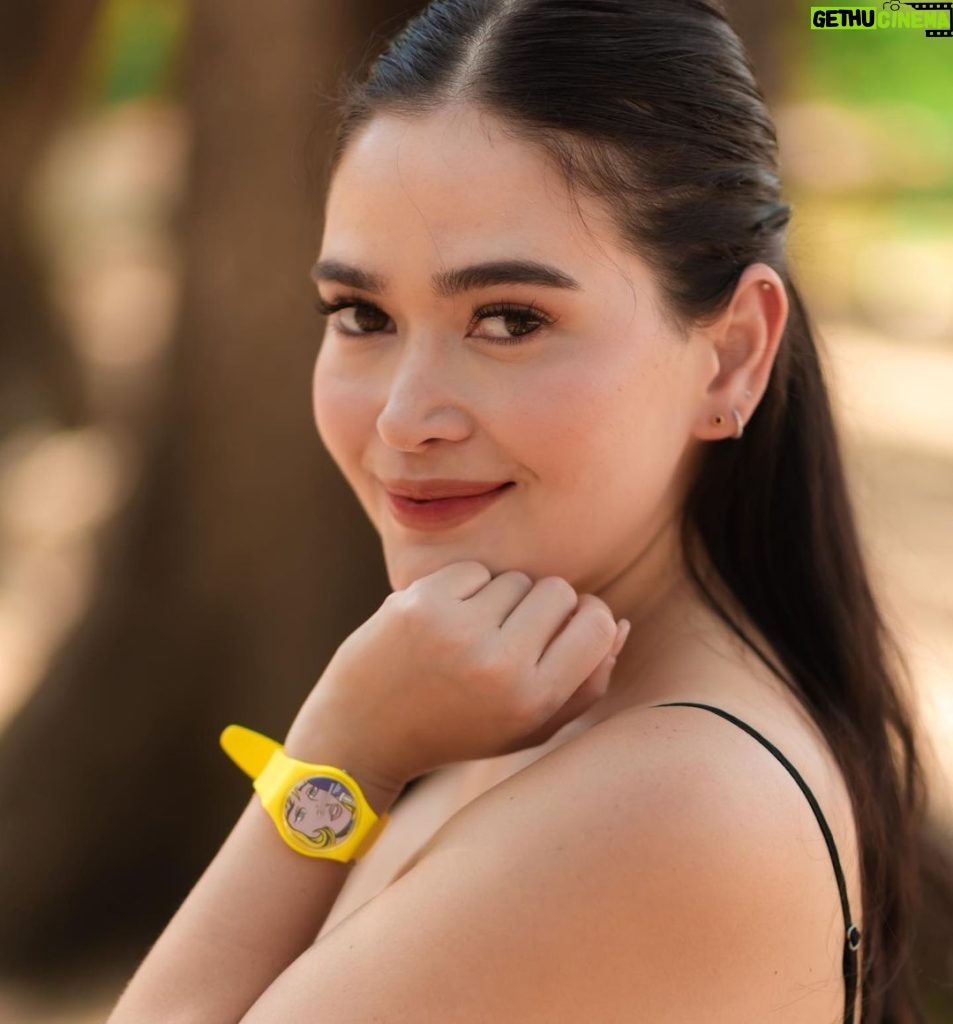 Bela Padilla Instagram - If you’re like me and you’re a huge fan of museums, you’re gonna love the new Swatch X MoMa collaboration!! To celebrate the 100th anniversary of Roy Lichtenstein's birth, Swatch has just released REVERIE by ROY LICHTENSTEIN, THE WATCH. Lichtenstein's early enthusiasm for jazz music provided inspiration for a number of his iconic works. including Reverie (1965), which inspired the piece I’m wearing in the photo! The famous text on the artwork "The melody haunts my reverie" is on the speech bubble loop, while the canary yellow strap echoes the woman's blonde hair. (My favorite color!!! 🥹) Check out the beautiful designs that celebrate pop art, jazz and the life of Lichtenstein by grabbing your own Swatch X MoMa piece now ❤️ @swatch @swatch_ph #Swatch #SwatchArtJourney #SwatchMoMA
