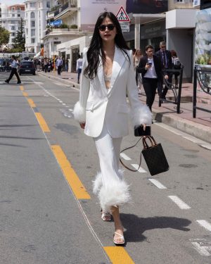 Bela Padilla Instagram - Walk the walk😉

In @nadinemerabi for a full day of meetings ❤️

📸 @ryanarbilo711