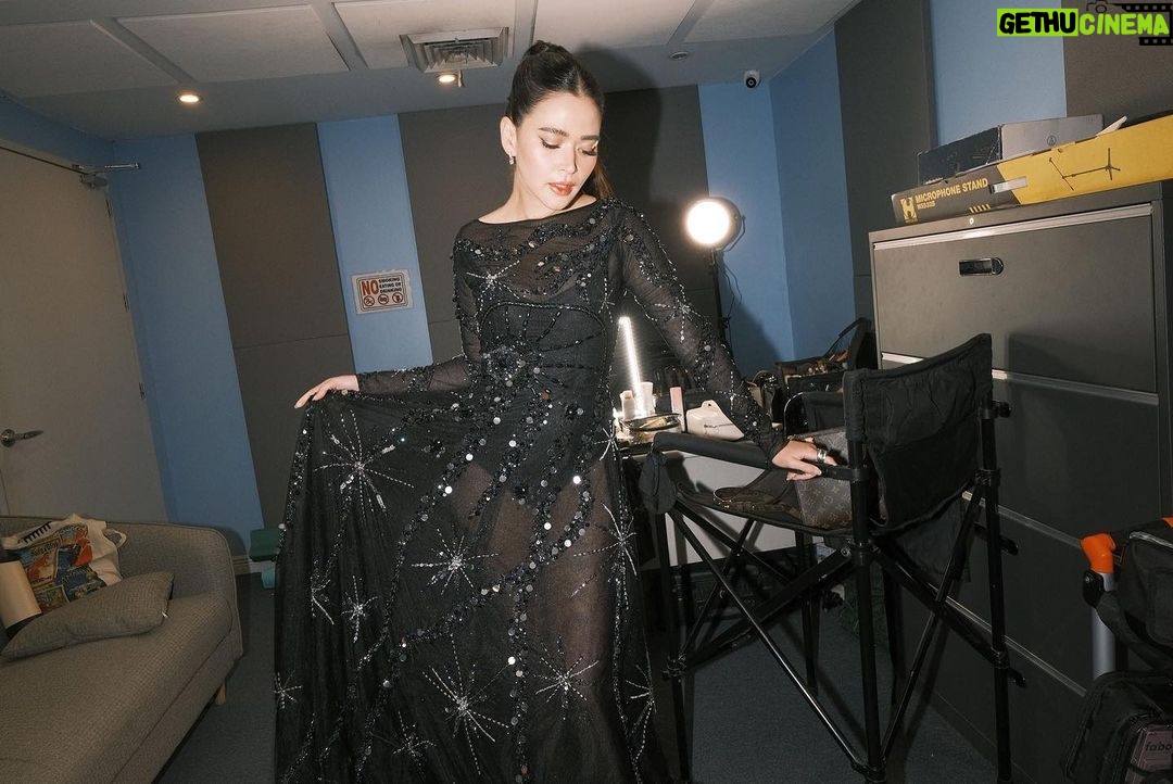 Bela Padilla Instagram - Still floating on cloud 9 from last nights premiere 🥹❤️ Thank you to the village who made me look human last night… @deniseochoa I missed you so much! @hairbydalemallari it was so nice to work with you. @adrianneconcept thank you besh for picking the best @chynnamamawal gown for last night! And @meetkeso for capturing this and many other moments before the premiere! 🥹❤️