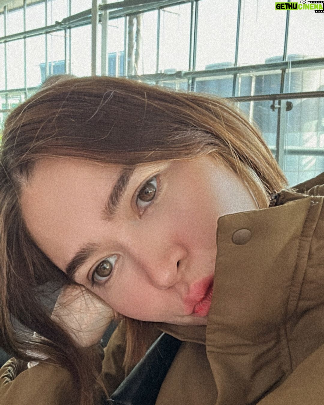 Bela Padilla Instagram - The Piccadilly line failed me today 😂🫠 London, United Kingdom