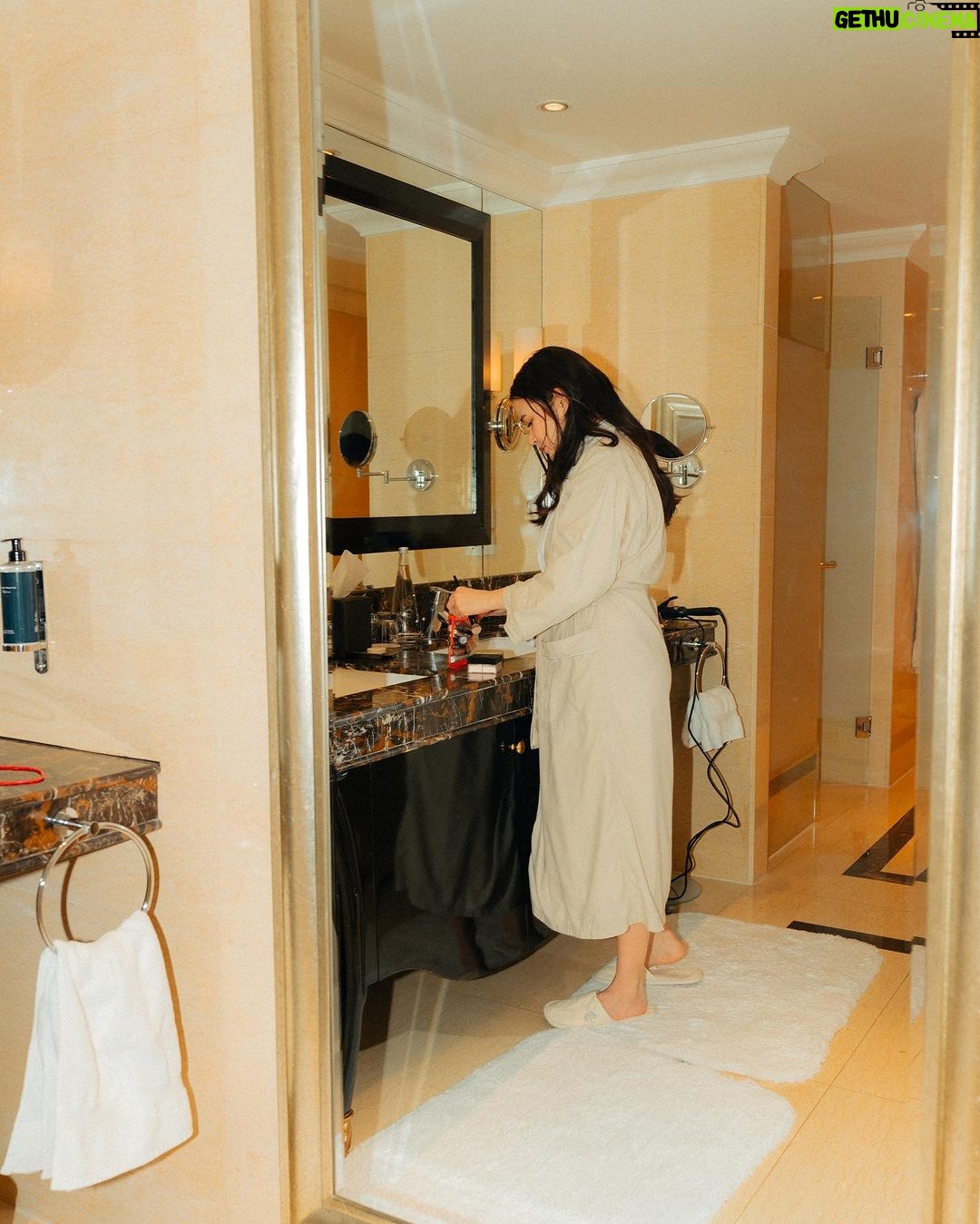 Bela Padilla Instagram - Wanting to go out but not really because my room at @rafflesmakatihotel has everything I need ❤️ A photo series by @cidbacolod 😎 PS: I’m a balikbayan…of course I had @jollibee on day 1 😂 Raffles Makati