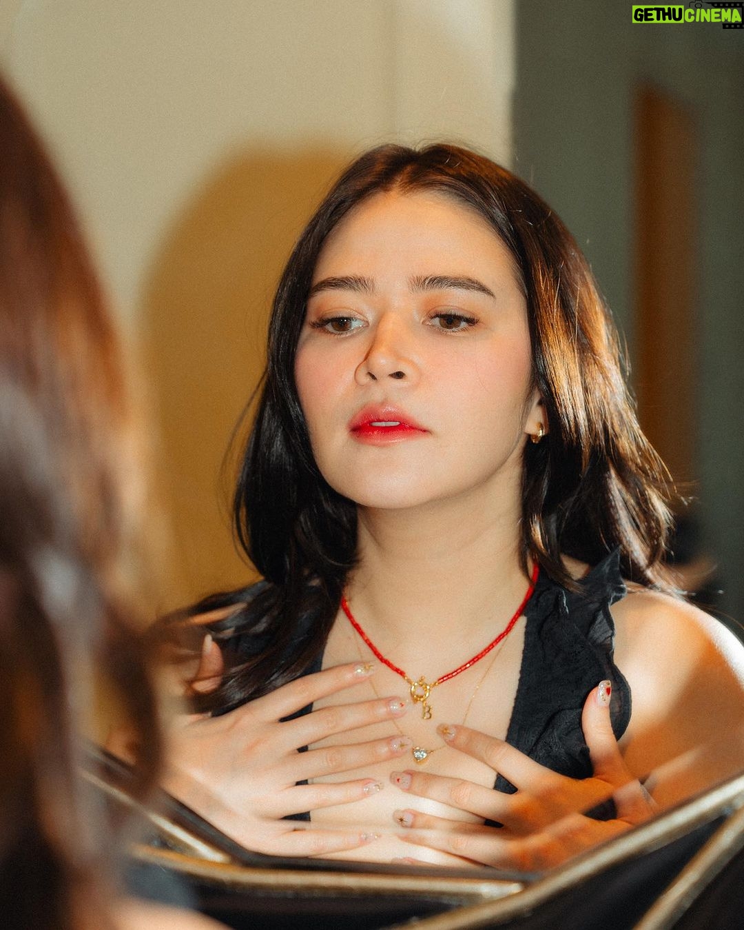 Bela Padilla Instagram - Wanting to go out but not really because my room at @rafflesmakatihotel has everything I need ❤️ A photo series by @cidbacolod 😎 PS: I’m a balikbayan…of course I had @jollibee on day 1 😂 Raffles Makati