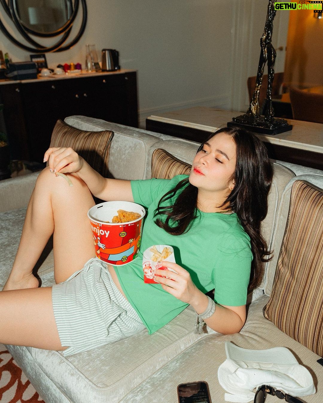 Bela Padilla Instagram - Wanting to go out but not really because my room at @rafflesmakatihotel has everything I need ❤️ A photo series by @cidbacolod 😎 PS: I’m a balikbayan…of course I had @jollibee on day 1 😂 Raffles Makati