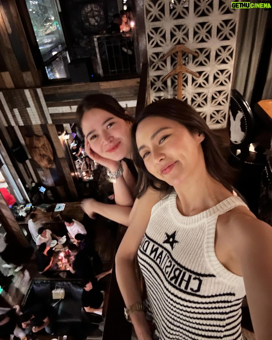 Bela Padilla Instagram - Arrived in Manila a few days ago, here’s what happened so far ❤️ @hertz.ph picked me up from the airport and dropped me off at @rafflesmakatihotel ❤️ Saw @chinitaprincess and had a fun catch up sesh! Passed by @jhen_hairextensions shop in qc for a new look! Went upstairs to see @mimsqiu and she made my rockstar nails dream come truuueee ❤️ Was visited by my good friend Martin @eurobrands4less who’s one of my London buddies! Watched the Rivermaya concert with my brother, Mark. Was stuck in EDSA in my @hertz.ph rental 😂 Ran into (literally ran into…) @jerichorosalesofficial and @ketchup.eusebio Had a lovely feast in @mireioatraffles the seafood section is tdf ❤️ Side note, when I went to Achi @mimsqiu i passed my baby girl korona to her 😂❤️👑 And @piacampos visited me on my first night and brought me the best pasalubongs from Bangkok ❤️ (I need photos with both of them 🥹)