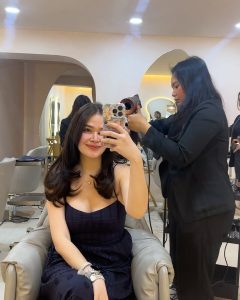 Bela Padilla Instagram - Arrived in Manila a few days ago, here’s what happened so far ❤️ @hertz.ph picked me up from the airport and dropped me off at @rafflesmakatihotel ❤️ Saw @chinitaprincess and had a fun catch up sesh! Passed by @jhen_hairextensions shop in qc for a new look! Went upstairs to see @mimsqiu and she made my rockstar nails dream come truuueee ❤️ Was visited by my good friend Martin @eurobrands4less who’s one of my London buddies! Watched the Rivermaya concert with my brother, Mark. Was stuck in EDSA in my @hertz.ph rental 😂 Ran into (literally ran into…) @jerichorosalesofficial and @ketchup.eusebio Had a lovely feast in @mireioatraffles the seafood section is tdf ❤️ Side note, when I went to Achi @mimsqiu i passed my baby girl korona to her 😂❤️👑 And @piacampos visited me on my first night and brought me the best pasalubongs from Bangkok ❤️ (I need photos with both of them 🥹)