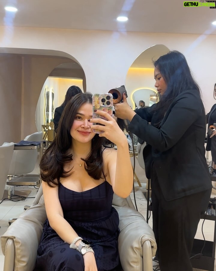 Bela Padilla Instagram - Arrived in Manila a few days ago, here’s what happened so far ❤️ @hertz.ph picked me up from the airport and dropped me off at @rafflesmakatihotel ❤️ Saw @chinitaprincess and had a fun catch up sesh! Passed by @jhen_hairextensions shop in qc for a new look! Went upstairs to see @mimsqiu and she made my rockstar nails dream come truuueee ❤️ Was visited by my good friend Martin @eurobrands4less who’s one of my London buddies! Watched the Rivermaya concert with my brother, Mark. Was stuck in EDSA in my @hertz.ph rental 😂 Ran into (literally ran into…) @jerichorosalesofficial and @ketchup.eusebio Had a lovely feast in @mireioatraffles the seafood section is tdf ❤️ Side note, when I went to Achi @mimsqiu i passed my baby girl korona to her 😂❤️👑 And @piacampos visited me on my first night and brought me the best pasalubongs from Bangkok ❤️ (I need photos with both of them 🥹)
