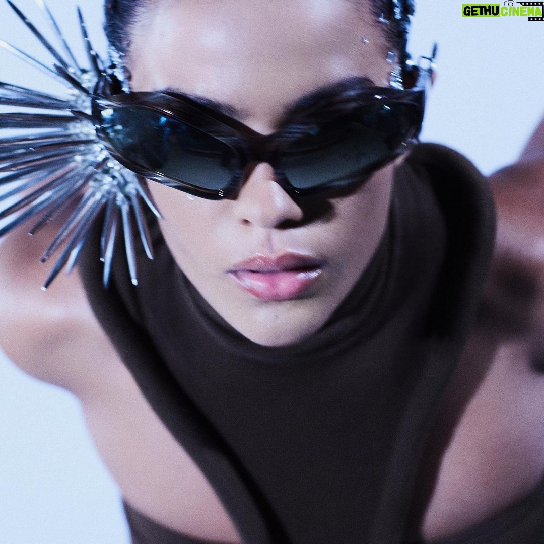 Bella Campos Instagram - Mais um pro #BaileDaVogue @voguebrasil Look: Youna Jin @younajin.archive Sapato: Tia Adeola @tiaadeola Adereço de cabeça: Atelier Biser @atelierbiser Brincos: Chris Habanna @chrishabana Anéis: @uruzbr Óculos: @balenciaga Direção de conteúdo: @zeromgmt @lucasvalois Fotografia: @pradellapedro Styling: @sannyelias Beleza: @jakefalchi Assistente de fotografia: @geele.maca391 Tratamento: @nandacarnevali Produção de moda: @amandhagaio @ag.newyork @belsfr Camareiro: @phzin_520 Assistente de beleza: @carol.libanio Nail artist: @lemxnails