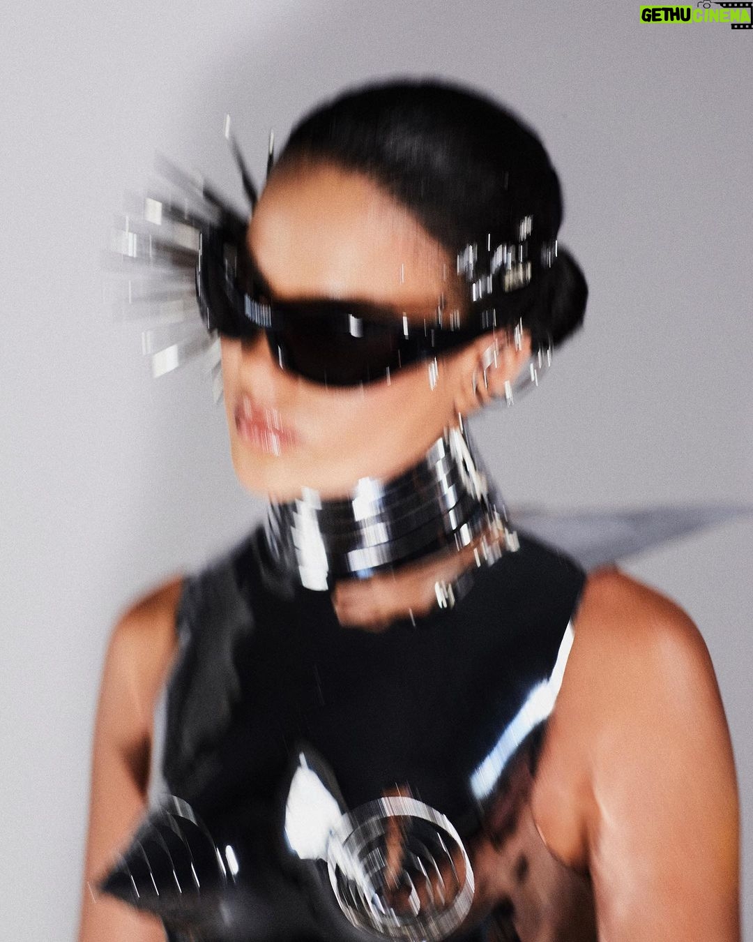 Bella Campos Instagram - Alô, alô marciano 👽🛸 #BaileDaVogue @voguebrasil Look: Thaihuy @thaihuy.tofficial Sapato: Ferragamo @ferragamo Adereço: Atelier Biser @atelierbiser Brincos: Chris Habanna @chrishabana Óculos: @balenciaga Direção de conteúdo: @zeromgmt @lucasvalois Fotografia: @pradellapedro Styling: @sannyelias Beleza: @jakefalchi Assistente de fotografia: @geele.maca391 Tratamento: @nandacarnevali Produção de moda: @amandhagaio @ag.newyork @belsfr Camareiro: @phzin_520 Assistente de beleza: @carol.libanio Nail artist: @lemxnails