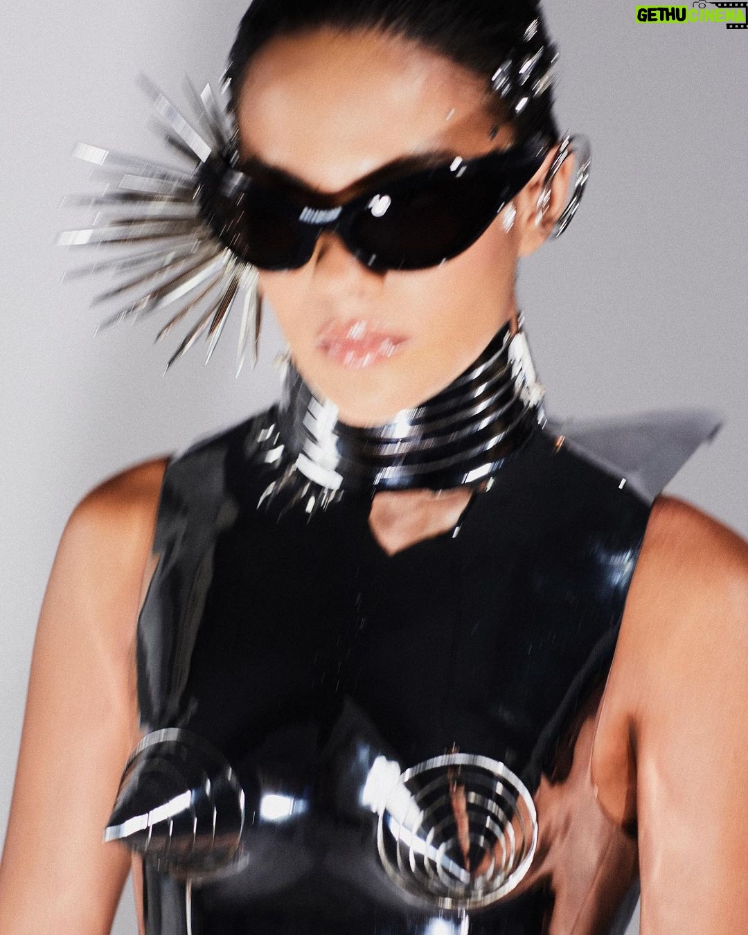 Bella Campos Instagram - Alô, alô marciano 👽🛸 #BaileDaVogue @voguebrasil Look: Thaihuy @thaihuy.tofficial Sapato: Ferragamo @ferragamo Adereço: Atelier Biser @atelierbiser Brincos: Chris Habanna @chrishabana Óculos: @balenciaga Direção de conteúdo: @zeromgmt @lucasvalois Fotografia: @pradellapedro Styling: @sannyelias Beleza: @jakefalchi Assistente de fotografia: @geele.maca391 Tratamento: @nandacarnevali Produção de moda: @amandhagaio @ag.newyork @belsfr Camareiro: @phzin_520 Assistente de beleza: @carol.libanio Nail artist: @lemxnails