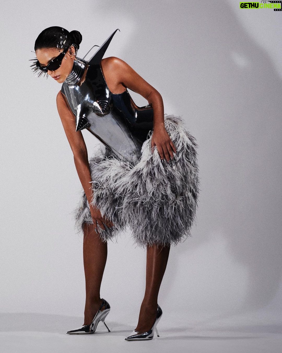 Bella Campos Instagram - Alô, alô marciano 👽🛸 #BaileDaVogue @voguebrasil Look: Thaihuy @thaihuy.tofficial Sapato: Ferragamo @ferragamo Adereço: Atelier Biser @atelierbiser Brincos: Chris Habanna @chrishabana Óculos: @balenciaga Direção de conteúdo: @zeromgmt @lucasvalois Fotografia: @pradellapedro Styling: @sannyelias Beleza: @jakefalchi Assistente de fotografia: @geele.maca391 Tratamento: @nandacarnevali Produção de moda: @amandhagaio @ag.newyork @belsfr Camareiro: @phzin_520 Assistente de beleza: @carol.libanio Nail artist: @lemxnails