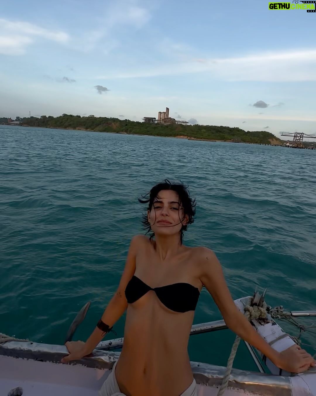 Bella Campos Instagram - To ligando agora na companhia aérea pra mudar a data de volta não quero mais sair dessa cidadeeeee aaaaaaaiiiinnnnn Salvador, Bahia, Brasil