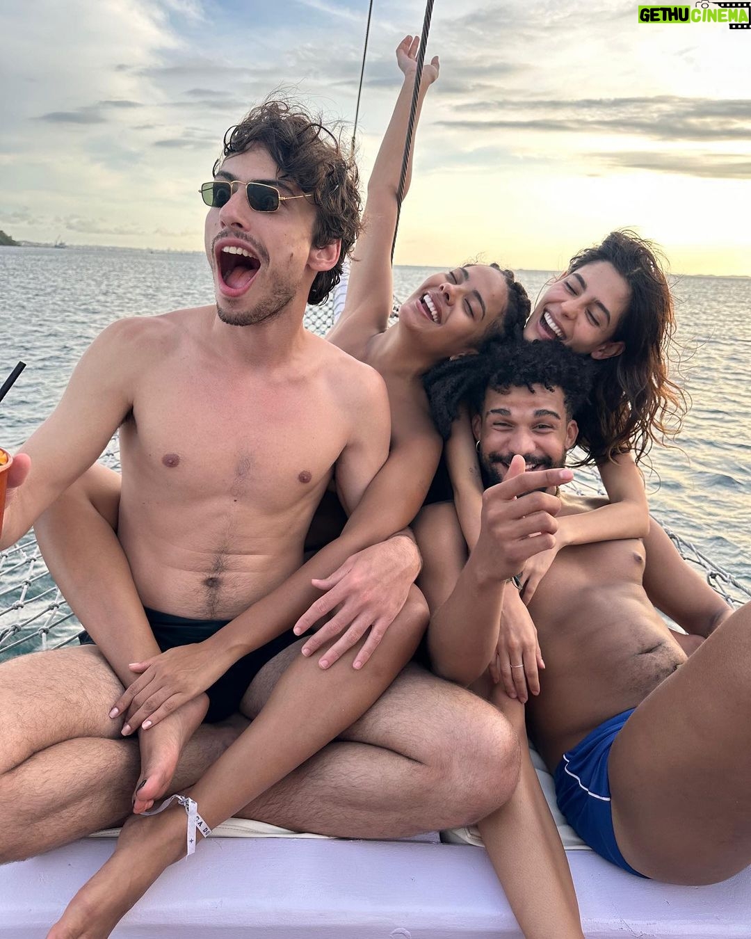 Bella Campos Instagram - To ligando agora na companhia aérea pra mudar a data de volta não quero mais sair dessa cidadeeeee aaaaaaaiiiinnnnn Salvador, Bahia, Brasil