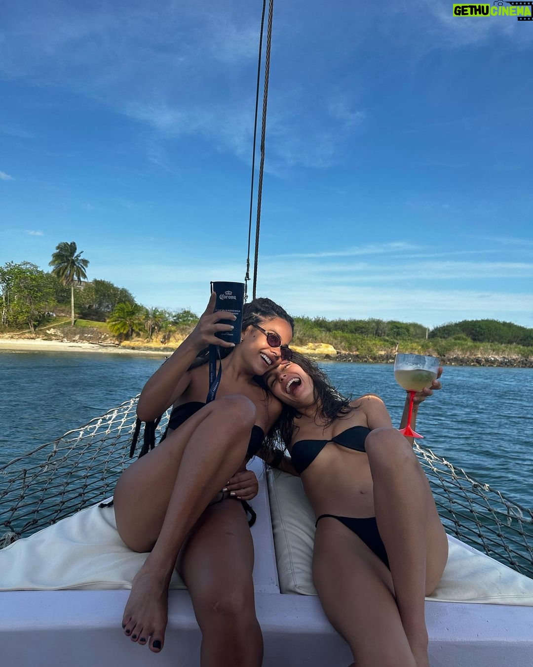 Bella Campos Instagram - To ligando agora na companhia aérea pra mudar a data de volta não quero mais sair dessa cidadeeeee aaaaaaaiiiinnnnn Salvador, Bahia, Brasil