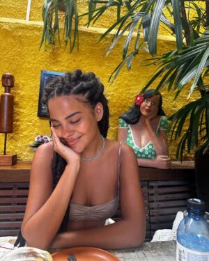 Bella Campos Instagram - esse é dia 01/01 de frente p trás e ainda são 17h que vida chatãaa