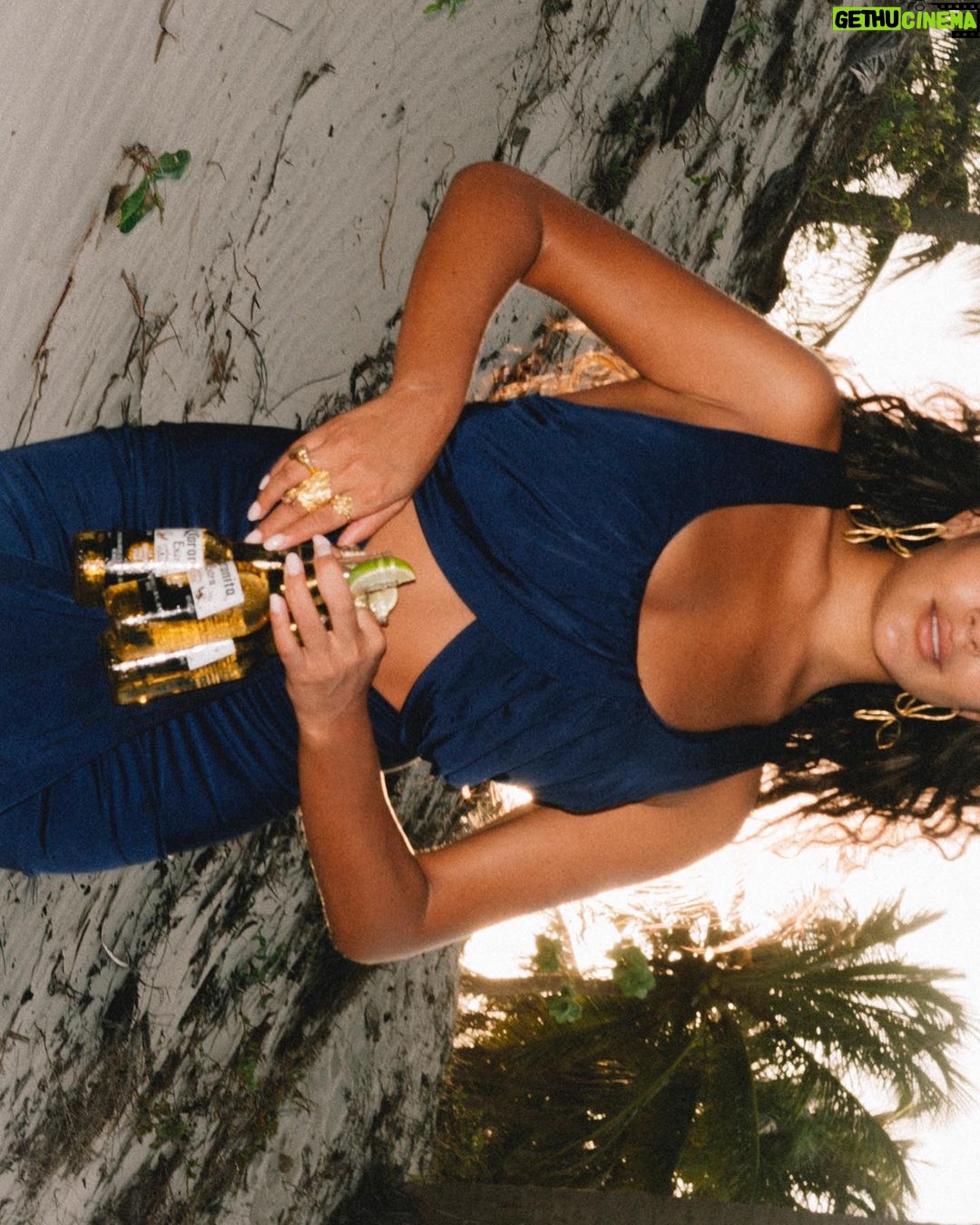 Bella Campos Instagram - Explorando a vida lá fora com Corona 💛🫶🏾 Obrigada @coronabrasil por encerrar meu 2023 com esse dia incrível! #CoronaSunsetPreá #AVidaÉAquiFora #BebaComModeração *ad Praia do Prea