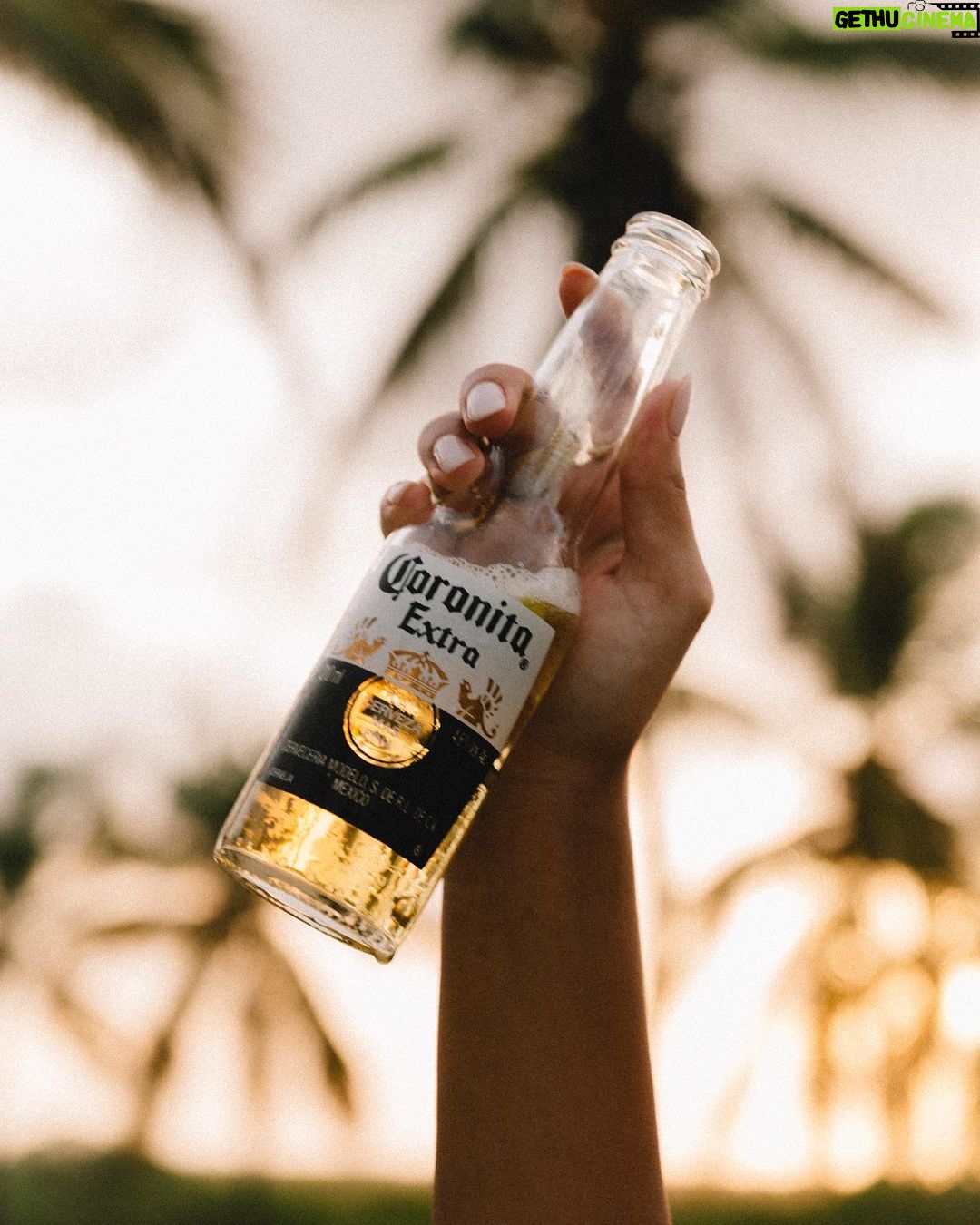 Bella Campos Instagram - Explorando a vida lá fora com Corona 💛🫶🏾 Obrigada @coronabrasil por encerrar meu 2023 com esse dia incrível! #CoronaSunsetPreá #AVidaÉAquiFora #BebaComModeração *ad Praia do Prea