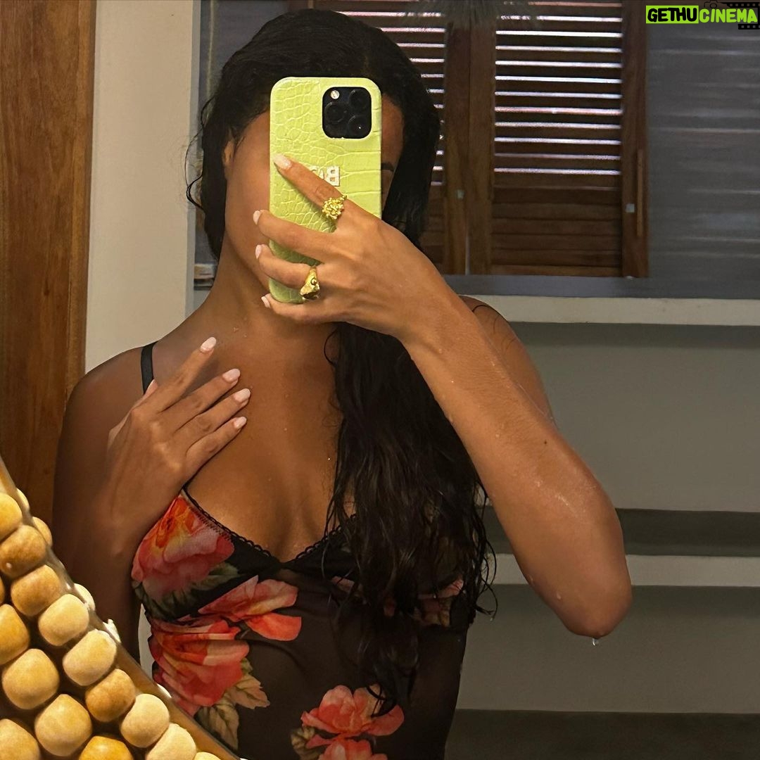 Bella Campos Instagram - eu sou verão da cabeça aos pés e o Ceará sempre me recebendo tão bem!!! 🤎🌴🥥🤍🦐 Preá, Ceara, Brazil