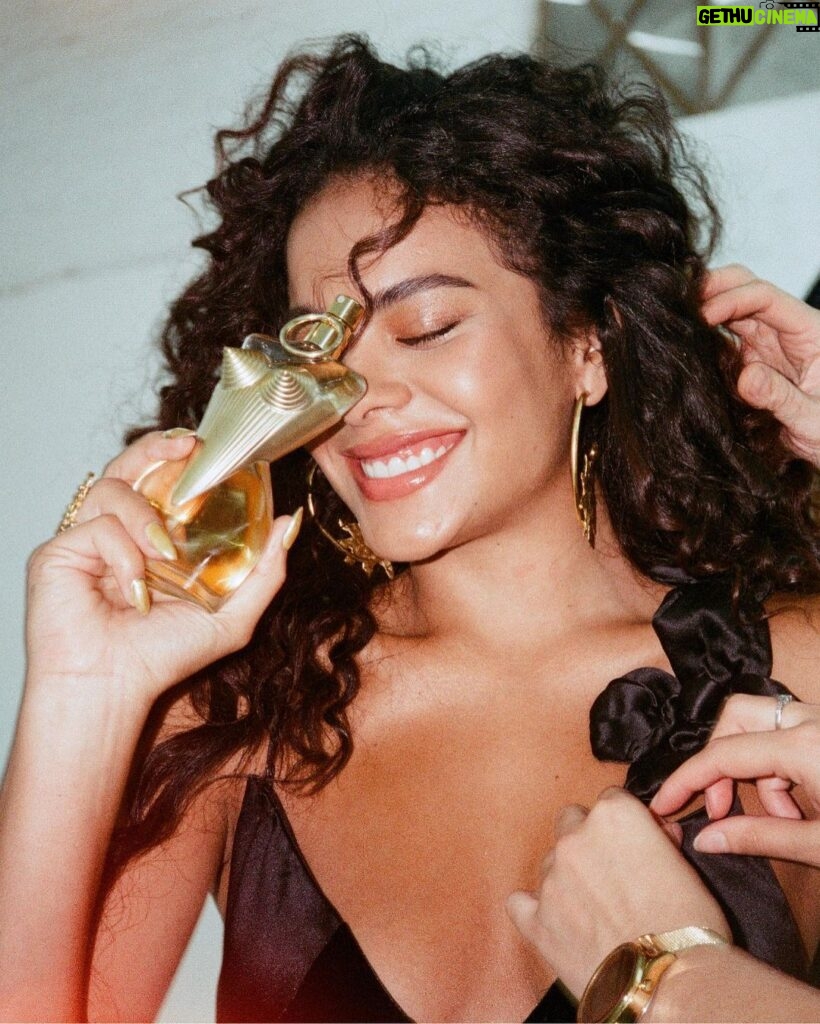 Bella Campos Instagram - Cada dia mais feliz com a história divina que está acontecendo com @jeanpaulgaultier 💛🫶🏾 Gaultier Divine é meu cheirinho pra me sentir uma mulher divina e poderosa! #IAmDivine *ad