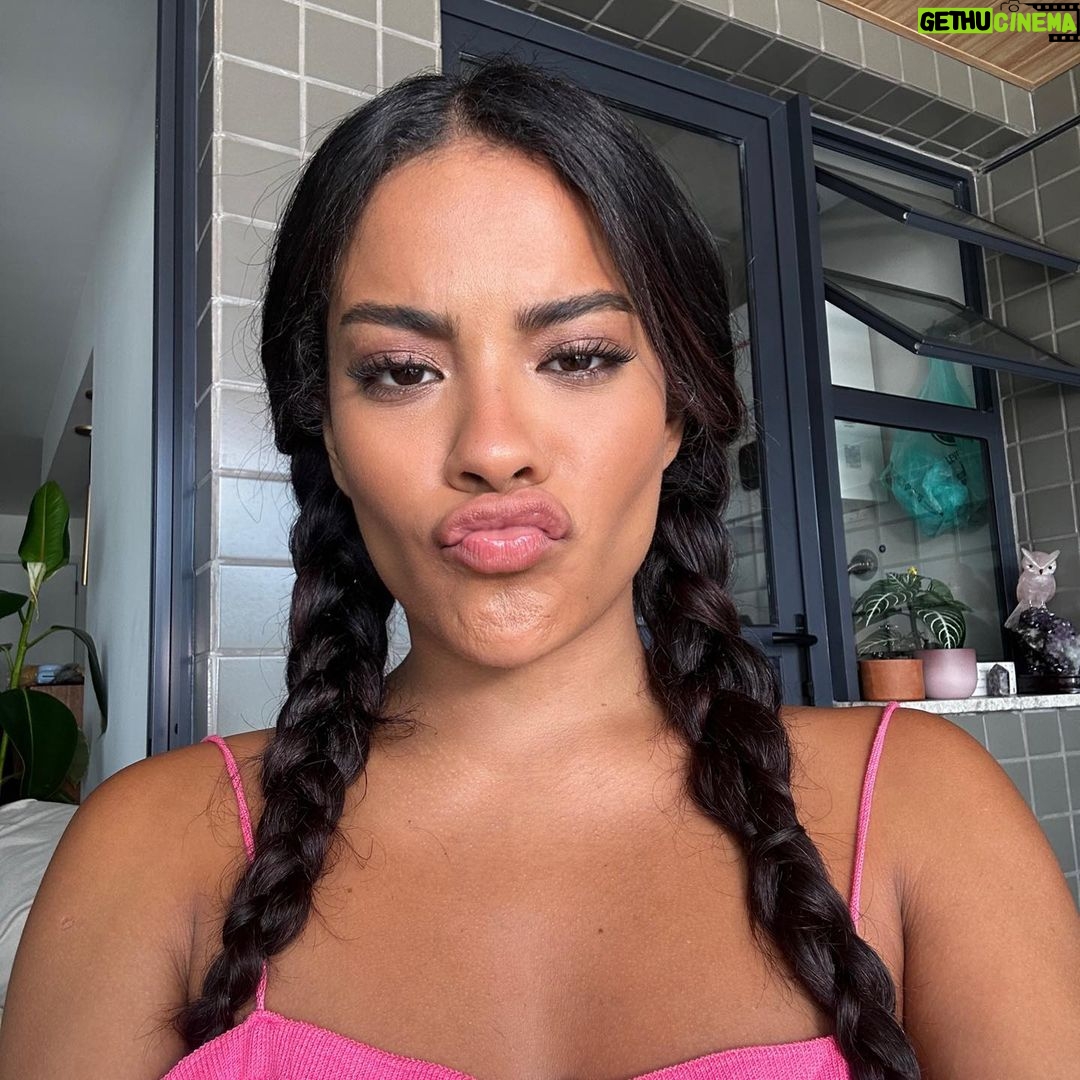 Bella Campos Instagram - Fotinha de salvador pra falar que a gatinha ta trabalhando pra lá e pra cá mas daqui a pouquinho vamos estar na bahia descansando a paz do senhor amém! 😮💨🤍