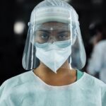 Bella Campos Instagram - Vamos aos fatos: Marlene é grandona, ela tem medo, ela carrega o universo dela nas próprias costas, tem uma vontade gigante de viver e vai atrás disso pagando todos os preços possíveis e impossíveis. Marlene pra mim foi renascimento. Marlene é todas as minhas vísceras do lado de fora do meu corpo. Eu tenho muito orgulho de tudo que fizemos juntas uma pela outra. 5 TIPOS DE MEDO chega ano que vem no cinema. (amém @brunobini ? Hahaha) e eu não vejo a hora de vcs se encontrarem com ela também. 🤎