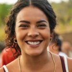 Bella Campos Instagram - Vamos aos fatos: Marlene é grandona, ela tem medo, ela carrega o universo dela nas próprias costas, tem uma vontade gigante de viver e vai atrás disso pagando todos os preços possíveis e impossíveis. Marlene pra mim foi renascimento. Marlene é todas as minhas vísceras do lado de fora do meu corpo. Eu tenho muito orgulho de tudo que fizemos juntas uma pela outra. 5 TIPOS DE MEDO chega ano que vem no cinema. (amém @brunobini ? Hahaha) e eu não vejo a hora de vcs se encontrarem com ela também. 🤎