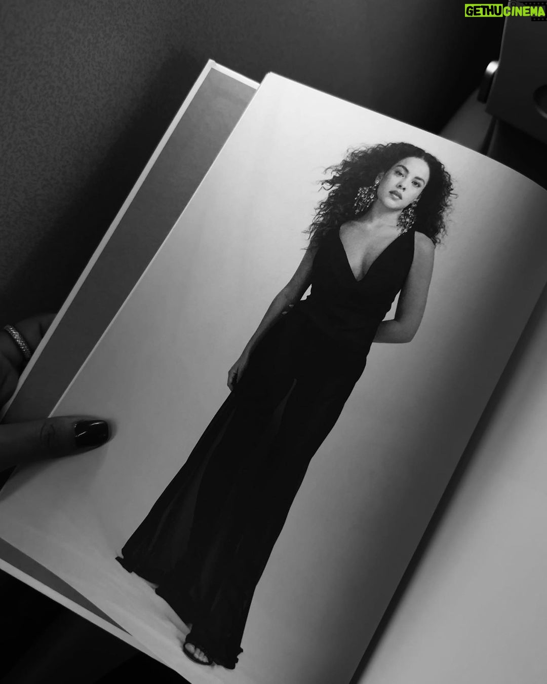 Bella Campos Instagram - Oi mãe, tô na #InVogue primeira edição do livro da Vogue no Brasil @voguebrasil ao lado de mulheres incríveis falando sobre nossas histórias com a moda! 🤍 Fotos: @___renanoliveira Styling: @sannyelias Beleza: @piugontijo Direção de arte: @juliakoala Produção executiva: @carolishimaru e @deialansky Assistente de Produção executiva: @thaizeoliveira Produção de Moda: @hanitahh e @nai_silveira Assistentes de foto: @felippescosta e @davicalves Retouch: @ffew.retouch