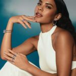 Bella Campos Instagram - “Brilhar de dentro para fora e iluminar o mundo, com a sua personalidade única: radiante, forte e feminina. ” Essa é a coleção Luna de @lifebyvivara,coleção sobre feminilidade, força e luz. Esse tom de lilás nas peças, vem trazendo harmonia e equilíbrio entre o digital e o off-line, simboliza estabilidade, serenidade e leveza. São lindas né? O link tá nos stories pra vocês :)