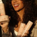 Bella Campos Instagram - A BRAÉ é minha melhor aliada quando o assunto é tratamento dos fios e isso vocês sabem. A linha GO CURLY, foi desenvolvida para atender os cabelos cacheados e ondulados, conta com shampoo, condicionador e máscara. Livre de petrolatos e parabenos, formulação inovadora, ação profunda e multifuncional, nutrindo e reparando os fios. A linha tem alto desempenho, reduzindo frizz e deixando os cachos mais definidos! Sou suspeita pra falar, amo os produtos @braehaircare 🤍 #braegocurly #brae #vaidebrae #braelovers #publi