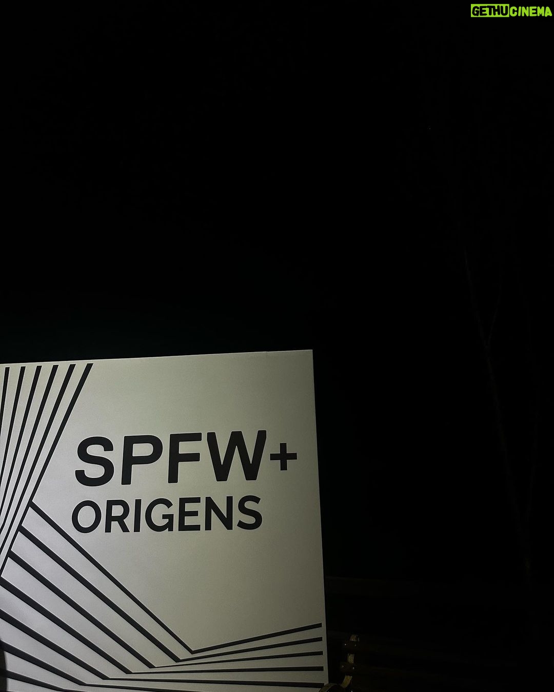 Bella Campos Instagram - Último dia de SPFW no loung @pullmanvilaolimpia que me recebeu com muito carinho nessa semana cheia de moda. Obri e até logo. 🤍💫