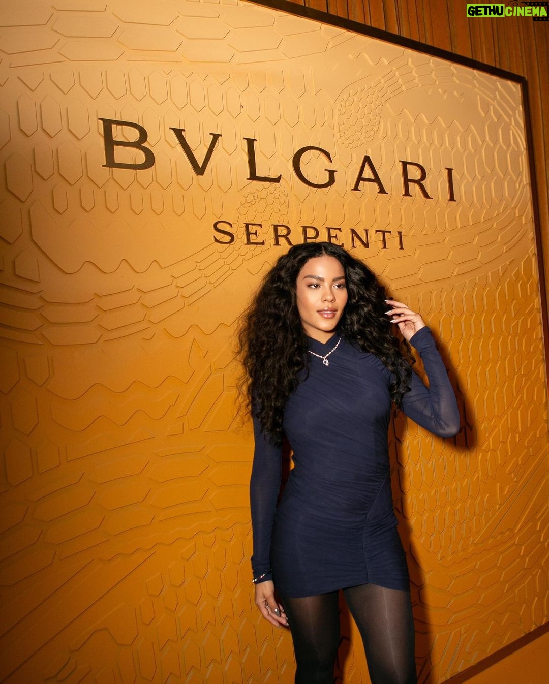 Bella Campos Instagram - Prestigiando os 75 anos da Serpenti da @BULGARI Símbolo infinito de renovação, ela permanece com seu apelo inalterado mesmo a cada transformação criativa, sempre fiel à sua essência. Perfeita né?! #Serpenti75 #BulgariJewelry ✨ @joaokopv @luprezia @sannyelias @liegewisniewski