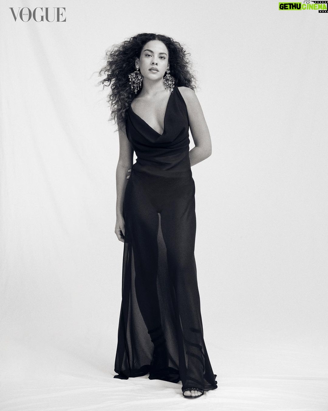 Bella Campos Instagram - Oi mãe, tô na #InVogue primeira edição do livro da Vogue no Brasil @voguebrasil ao lado de mulheres incríveis falando sobre nossas histórias com a moda! 🤍 Fotos: @___renanoliveira Styling: @sannyelias Beleza: @piugontijo Direção de arte: @juliakoala Produção executiva: @carolishimaru e @deialansky Assistente de Produção executiva: @thaizeoliveira Produção de Moda: @hanitahh e @nai_silveira Assistentes de foto: @felippescosta e @davicalves Retouch: @ffew.retouch