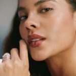 Bella Campos Instagram - “Brilhar de dentro para fora e iluminar o mundo, com a sua personalidade única: radiante, forte e feminina. ” Essa é a coleção Luna de @lifebyvivara,coleção sobre feminilidade, força e luz. Esse tom de lilás nas peças, vem trazendo harmonia e equilíbrio entre o digital e o off-line, simboliza estabilidade, serenidade e leveza. São lindas né? O link tá nos stories pra vocês :)