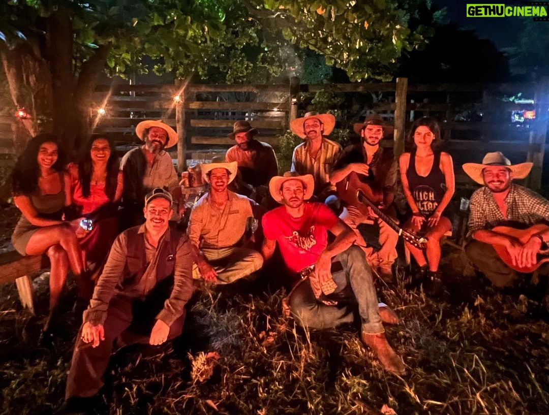 Bella Campos Instagram - Que felicidade ver um trabalho tão incrível ganhando o mundo. Uma delícia relembrar esse clima, que presentão do universo poder dizer que esse foi meu primeiro trabalho na TV, nossa novela, Pantanal, foi indicada ao Emmy Internacional Awards na categira de "Melhor Novela". Muito orgulho de tudo que a gente construiu, quero parabenizar e agradecer toda a equipe, que com muito amor e garra fez dessa novela uma produção tão grandiosa, muita risada, parceria e uma mordida de jacaré pra contar história. Hahaha Separei a minha primeira e última cena pra relembrar essa vibe, que saudade!!! 🤍