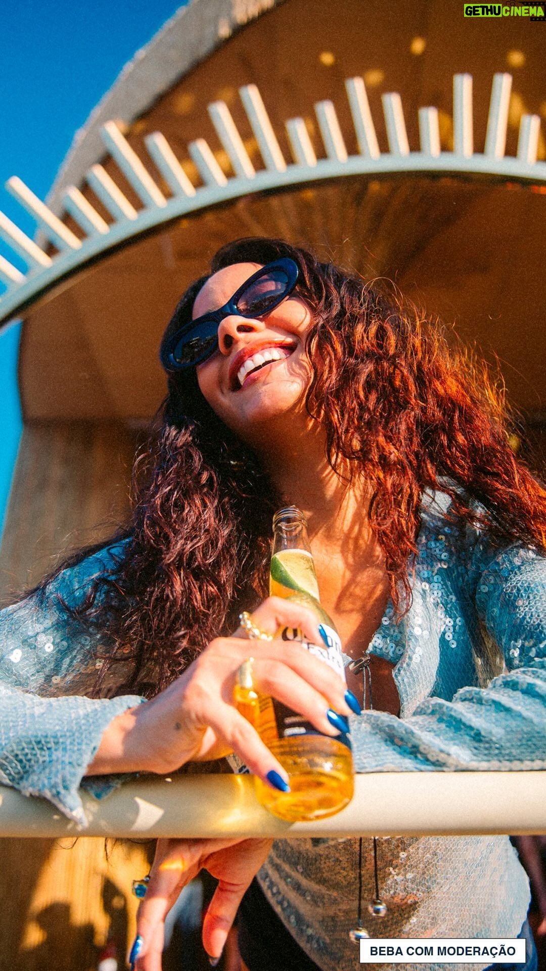 Bella Campos Instagram - É ela! A @bellacampox curtiu muito a vida aqui fora junto com Corona, no primeiro dia de Primavera Sound. Vem ver ✨#CoronaNoPrimaveraSound #AVidaÉAquiFora