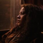 Bella Campos Instagram - Vamos aos fatos: Marlene é grandona, ela tem medo, ela carrega o universo dela nas próprias costas, tem uma vontade gigante de viver e vai atrás disso pagando todos os preços possíveis e impossíveis. Marlene pra mim foi renascimento. Marlene é todas as minhas vísceras do lado de fora do meu corpo. Eu tenho muito orgulho de tudo que fizemos juntas uma pela outra. 5 TIPOS DE MEDO chega ano que vem no cinema. (amém @brunobini ? Hahaha) e eu não vejo a hora de vcs se encontrarem com ela também. 🤎