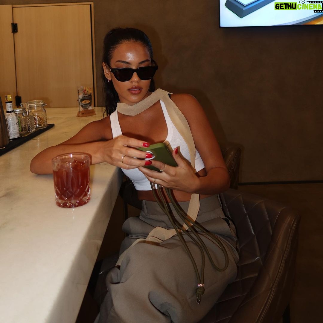 Bella Campos Instagram - Work trip in SP! Fui muito bem recebida no @grandmercurevilaolimpia com direito a drink de despedida 🥰. Agora partiu Cuiabá que as gravações de 5TDM continuam a todo vapor lá no calorzão! ❤️‍🔥