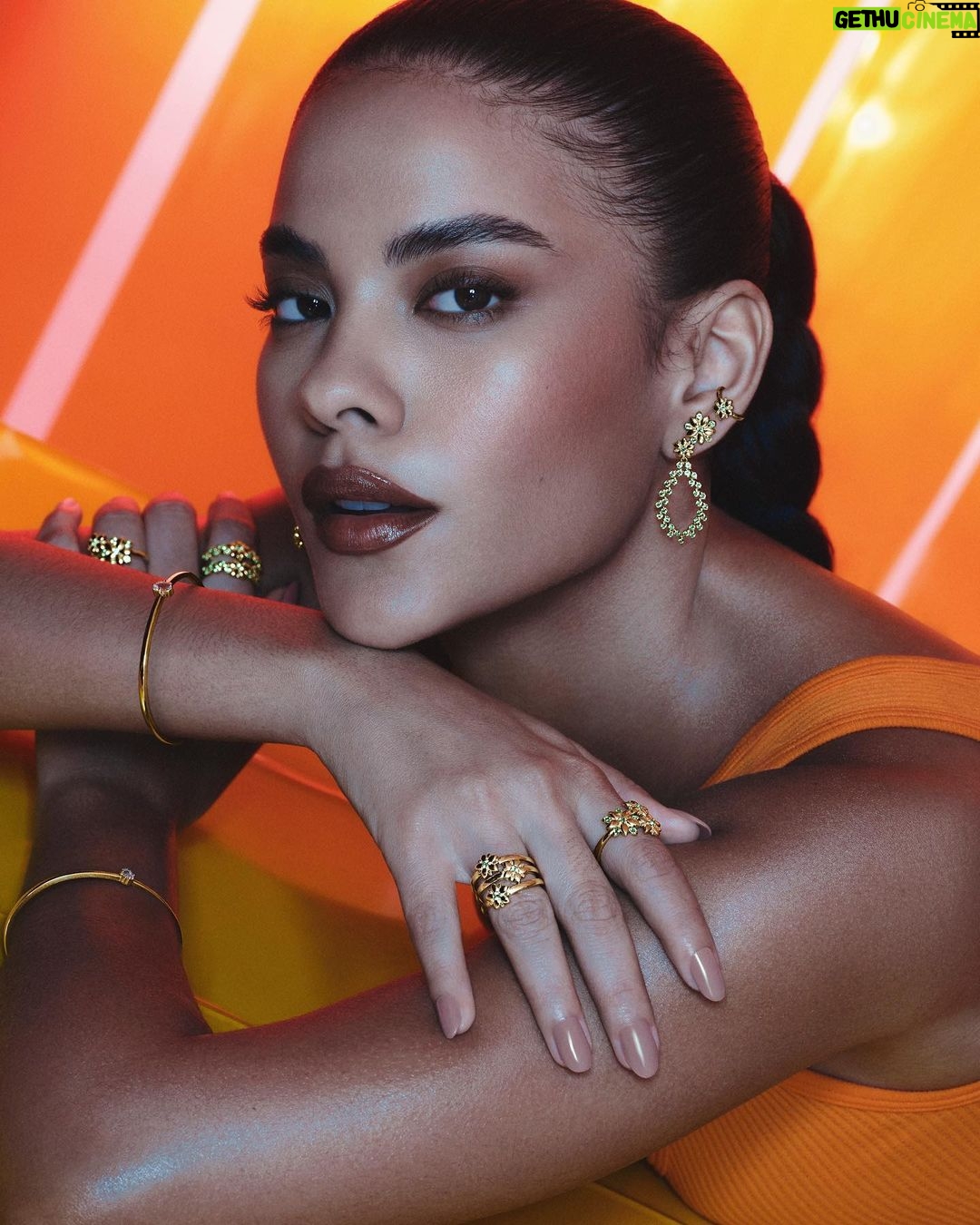 Bella Campos - 1.5 Million Likes - Que alegria compartilhar com vocês a Coleção Botânica de @lifebyvivara que é apresentada por mim ✨ é uma coleção inspirada na natureza e nas flores, traz um otimismo através do brilho e da elegância dos elementos naturais. Tem brincos, anéis, colares e piercing em prata com banho de ouro amarelo e pedras verdes, repletos de detalhes, unindo a tendência clássica das flores ao design marcante, incrível né?! 🥹 Eu amei MUITO e certeza que vocês vão amar também. 💛🌼
#LifebyVivara #ColeçãoBotânica