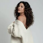 Bella Campos Instagram - Bella Campos, #TalentoCondéMais, foi destaque na L’Officiel Brasil. 💫✨👏 A atriz falou sobre a carreira, autoestima, beleza, representatividade, sonhos e planos para o futuro. Em ascensão, Bella reúne papéis de destaque em duas novelas, ambas da @tvglobo, e um troféu Melhores do Ano, na categoria Melhor Atriz Coadjuvante, por sua atuação em “Pantanal”. Atualmente, está no ar como Jennifer na novela “Vai na Fé”. Confira a matéria de Ivna Barreto na @lofficielbrasil. Assessoria: Stratosfera Comunicação (@stratosferacom) Fotos: Jorge Bispo (@jorgebispo) Stylist: Aléxia Azambuja (@alexia_azambuja) Assistente de styling: Alice Themudo (@alicettttttttttt) Produção de moda: Vitória Cantone (@vitoriacantone) e Clara Peixoto (@clarapxtm) Camareira: Salvadora do Nascimento Beleza: Luiza Goulart (@luizagoul.art) Assistente de beleza: Nata Di Paula (@natadipaula)