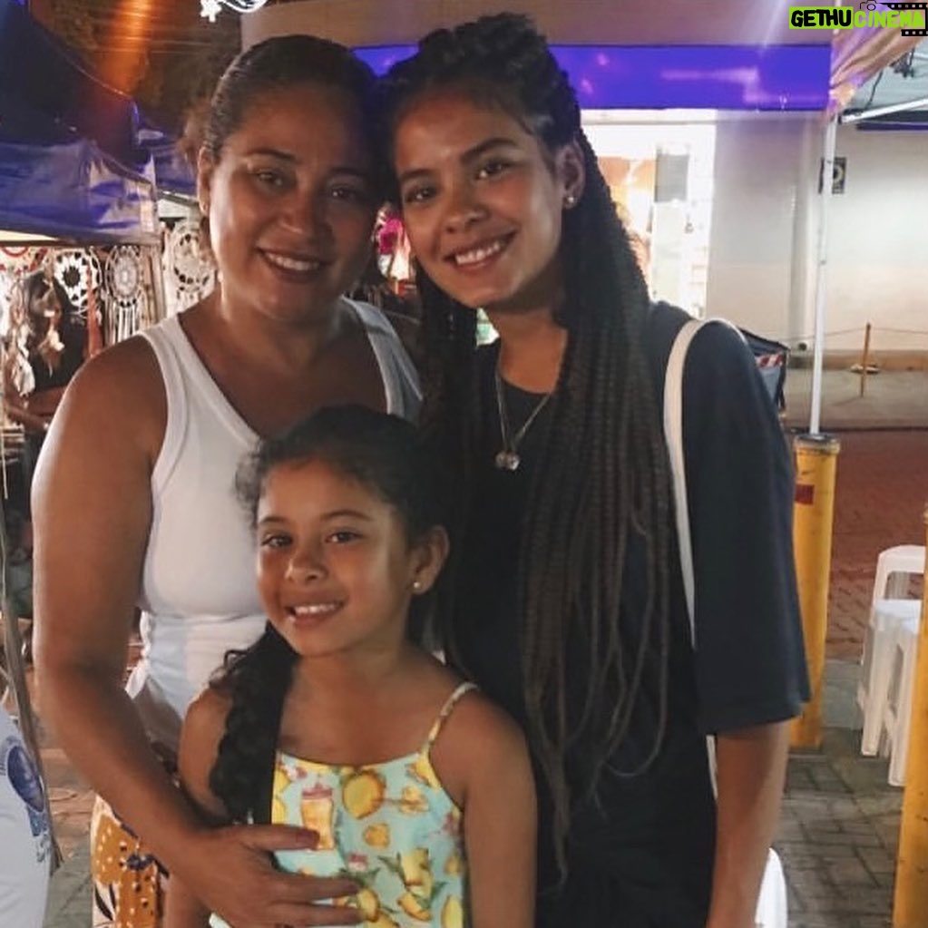 Bella Campos Instagram - Feliz nosso dia, vamos brilhar 🌹