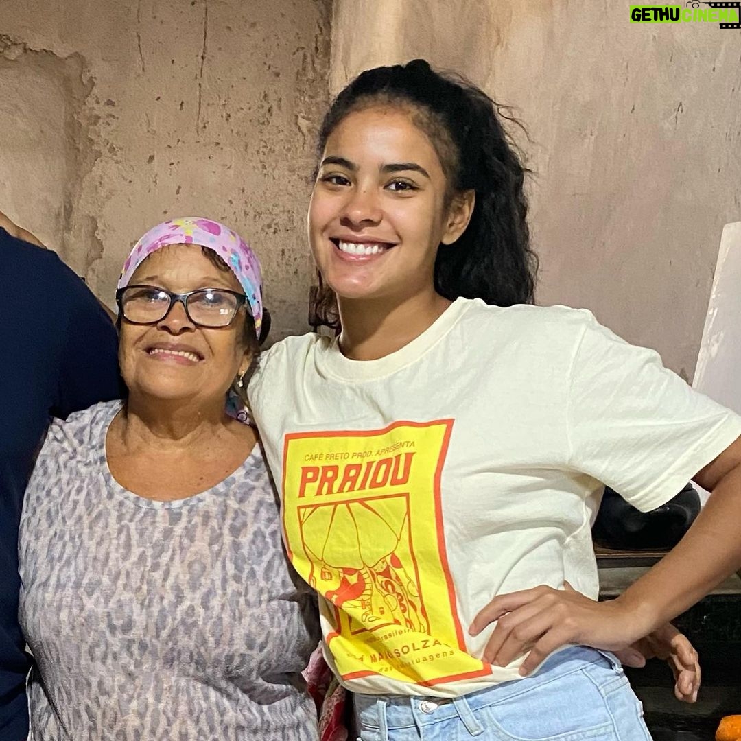 Bella Campos Instagram - Feliz nosso dia, vamos brilhar 🌹