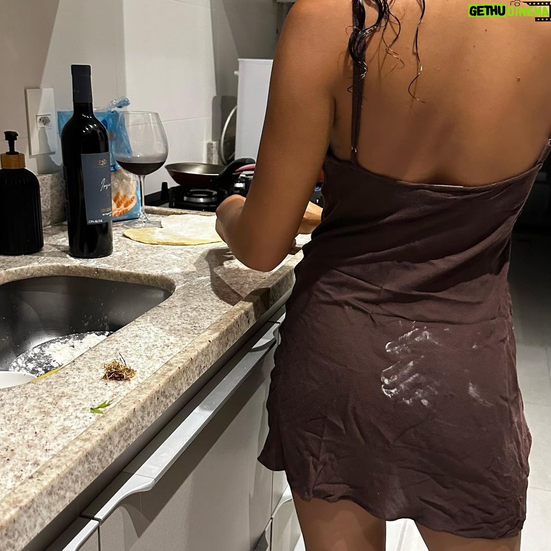 Bella Campos Instagram - Feliz nosso dia, vamos brilhar 🌹