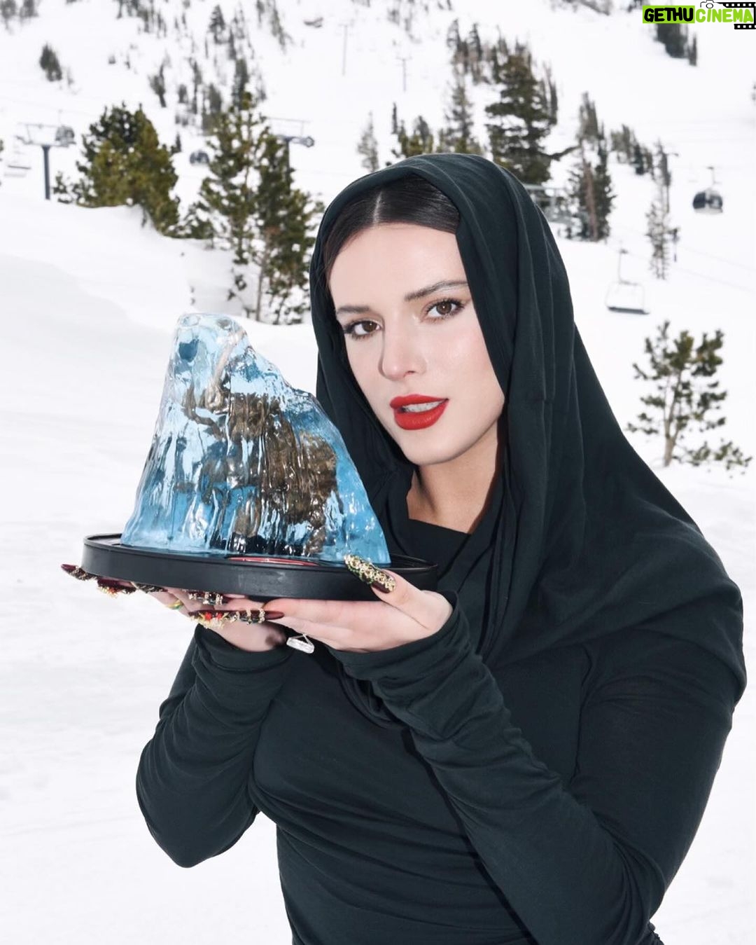 Bella Thorne Instagram - Blizzard and all and so totally worth itโ๏ธโ๏ธ๐ thank u so much @mammothfilmfestival for best director this short meant so much to me to create it - labor of love, sweat, tears and fake blood lots of it๐