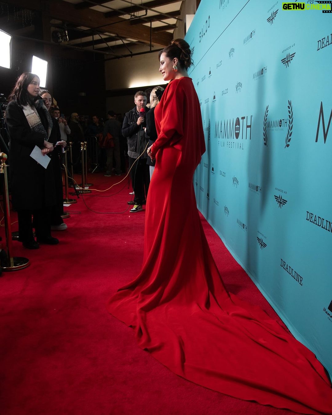 Bella Thorne Instagram - Blizzard and all and so totally worth itโ๏ธโ๏ธ๐ thank u so much @mammothfilmfestival for best director this short meant so much to me to create it - labor of love, sweat, tears and fake blood lots of it๐