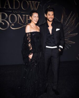 Ben Barnes Instagram - I feel so much love, affection and beaming pride for all the human beings in these pictures… 

We ‘made something’…

#shadowandbone #netflix #thursday 

🖤